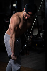 culturista entrenando en el gimnasio