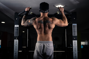 culturista entrenando en el gimnasio