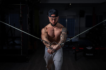 culturista entrenando en el gimnasio