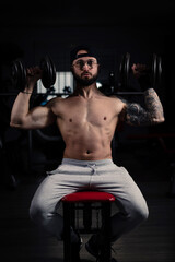 culturista entrenando en el gimnasio