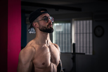 culturista entrenando en el gimnasio