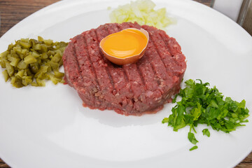 steak tartare de boeuf dans une assiette	