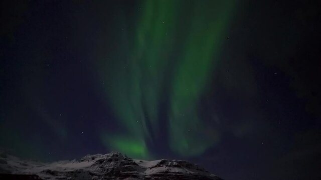 Strong Pulsing Northern Lights over Kirkjufell Mountain in Iceland - real time video.