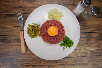 steak tartare de boeuf dans une assiette	