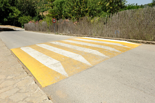 Bad&eacute;n reductor de velocidad en una carretera