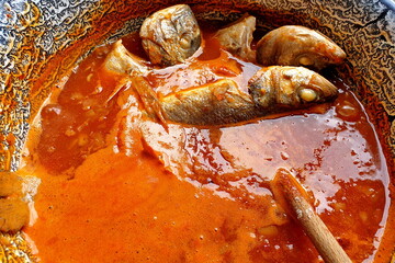 Fischsuppe im Kessel zubereitet