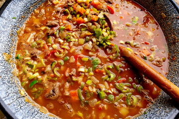 Gulaschsuppe im Kessel zubereitet