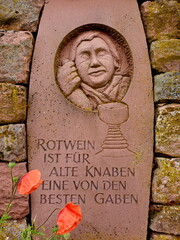 Buntsandstein-Skulptur am Rotweinwanderweg