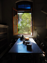 Cocina con ventana hacia el exterior 