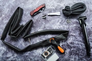 The rubber cycling tube is clamped with a powerful clothespin. Clamp the patch of the chamber with forceps.