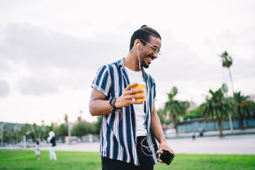 Obraz premium Happy young ethnic man standing in park