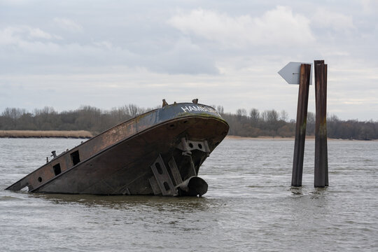 Schiffswrack Uwe am Falkensteiner Ufer an der Elbe bei Hamburg