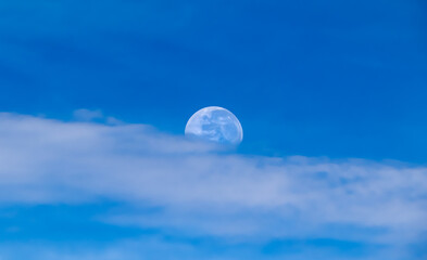 Lua com nuvens à luz do dia