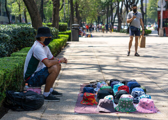 Hombre vendiendo sombreros en la calle