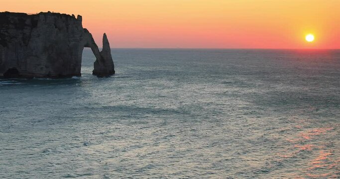 Porte d'Aval des Falaises d&rsquo;Etretat au coucher du soleil , France