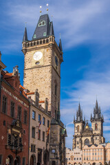 Fototapeta premium Altstädter Rathaus und Teynkirche in Prag