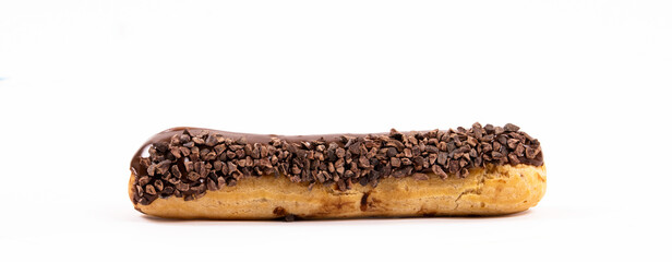 éclair au chocolat, pâtisserie Française, photo en studio, fond blanc.