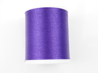 Für das Nähen und Sticken gibt es eine große Auswahl an Garn und Spulen