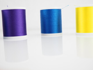 Für das Nähen und Sticken gibt es eine große Auswahl an Garn und Spulen