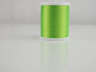 Für das Nähen und Sticken gibt es eine große Auswahl an Garn und Spulen