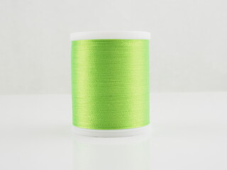 Für das Nähen und Sticken gibt es eine große Auswahl an Garn und Spulen