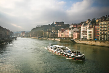 péniche sur la Saône passant devant le quartier du Vieux Lyon au bas de la colline de Fourvière dans la ville européenne de Lyon