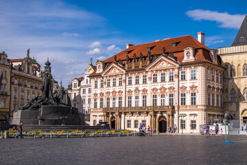 Fototapeta na wymiar Gebäude und Jan-Hus-Denkmal am Altstädter Ring, Prag 