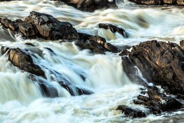 Fototapeta na wymiar dramatic images of powerful river flow of the Potomac River in Great Falls National Park in Maryland and Virginia.