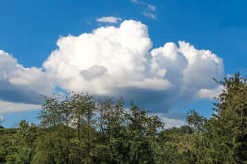 Weiße Kumuluswolken am blauen Himmel