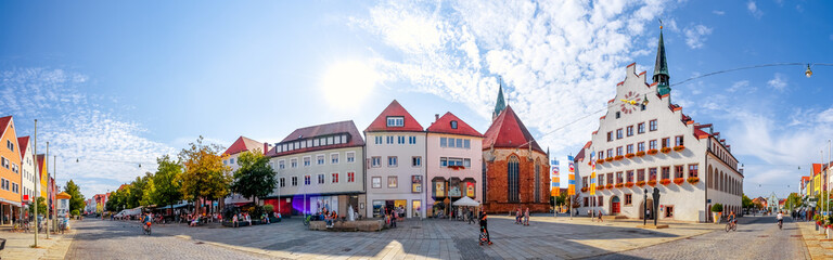 Fototapeta na wymiar Marktplatz und Rathaus, Neumarkt in der Oberpfalz, Deutschland 
