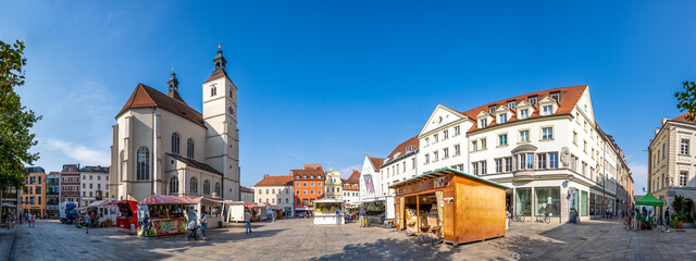 Naklejka na ściany i meble Neupfarrplatz mit Kirche, Regensburg, Bayern, Deutschland 