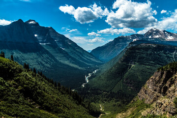Obraz premium dramatic summer mountain ranges and mountain peaks in the vast Glacier National Park in Montana.