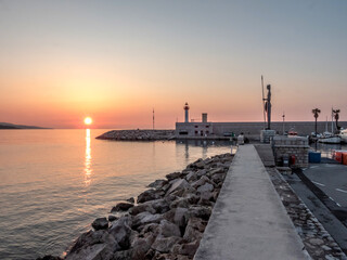 Obraz premium Lever de soleil dans un ciel de feu au-dessus du port de Menton sur la Riviera française