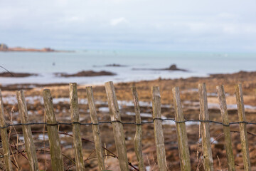 Küste in der Bretagne bei Ebbe