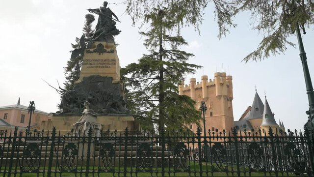 Statue to the heroes of 1808 with the Alc&aacute;zar in the background_Segovia. Captains Daoiz and Velarde took up arms against Napoleon's army.