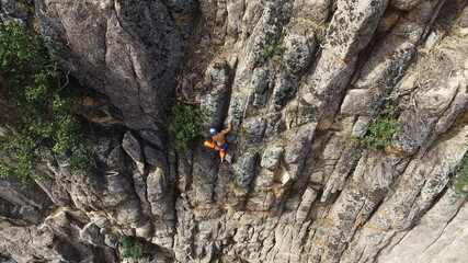 Escalador en una pared visto desde un dron