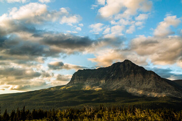 Obraz premium dramatic summer mountain ranges and mountain peaks in the vast Glacier National Park in Montana.