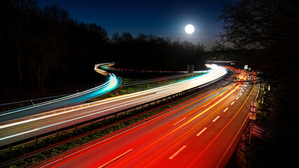 Nacht Verkehr auf der Stadt Autobahn mit hoher Geschwindigkeit mit Bewegungsunschärfe der...