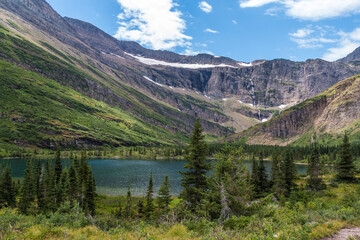 Fototapeta na wymiar dramatic summer mountain ranges and mountain peaks in the vast Glacier National Park in Montana.