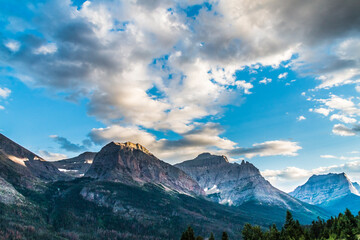 Obraz premium dramatic summer mountain ranges and mountain peaks in the vast Glacier National Park in Montana.