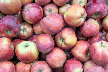 ripe apples close-up on the shelves of stores