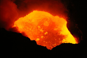 Au bord du crat&egrave;re du volcan Masaya au Nicaragua