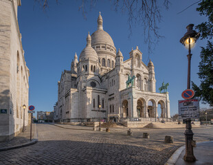 Fototapeta na wymiar Paris, France - 02 26 2021: Montmartre district. View of the Basilica of sacred heart