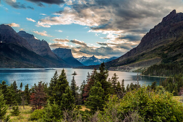 Obraz na płótnie Canvas peaceful sunrise in St.Mary's Lake and Wild Goose Island in Glacier National Park in Montana.
