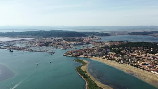 Vue a&eacute;rienne de Gruissan et ses chalets en bois