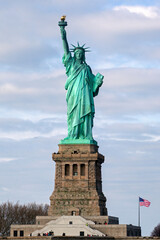 Obraz premium statue of liberty. cloudy day