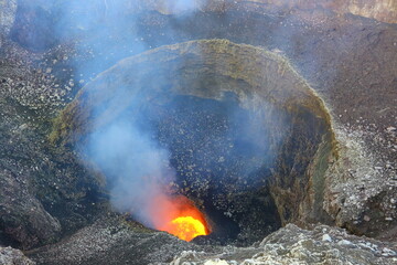 Au bord du cratère du volcan Masaya au Nicaragua © Tanguy de Saint Cyr