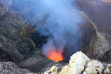 Au bord du cratère du volcan Masaya au Nicaragua