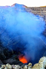 Au bord du cratère du volcan Masaya au Nicaragua