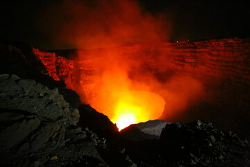 Fototapeta na wymiar Au bord du cratère du volcan Masaya au Nicaragua